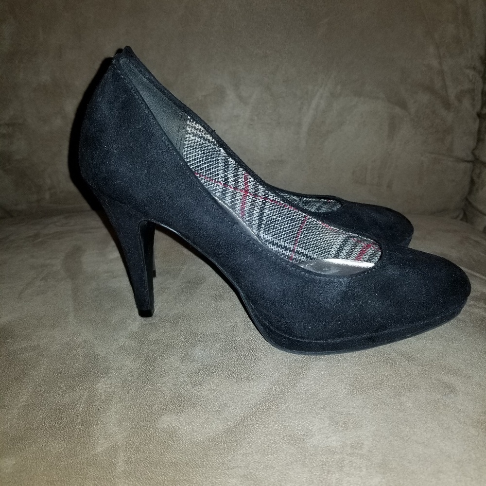 Shoes - Picture 2 of 4